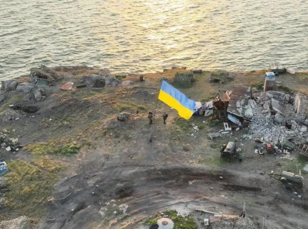Drapelul ucrainean a fost ridicat din nou pe Insula Șerpilor. FOTO: Ministerul Apărării din Ucraina