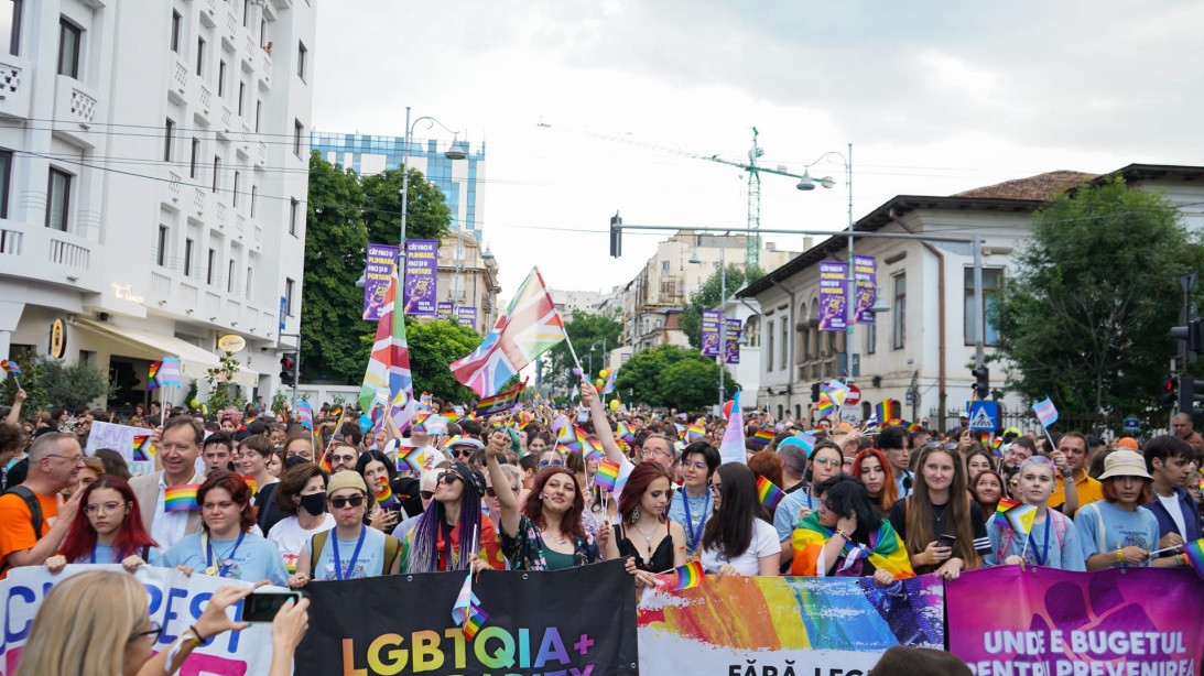 Peste 15.000 de persoane au participat la marșul de susținere a comunității LGBTQIA+ din România. FOTO: ACCEPT