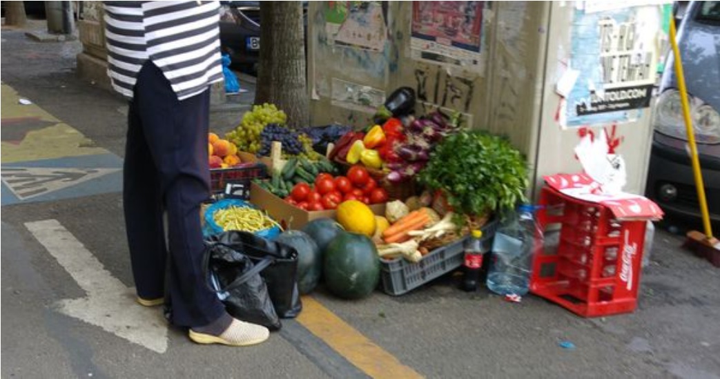 Alimentele vândute pe stradă, PERICULAOSE. FOTO: Monitorul Expres