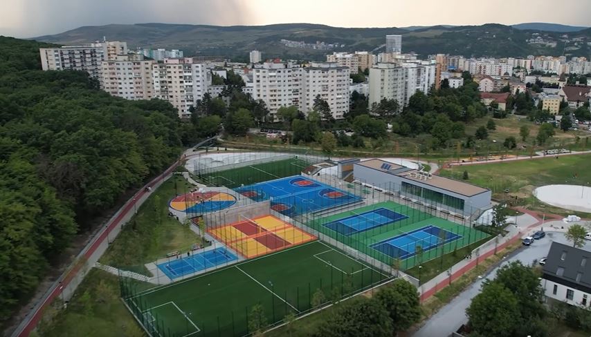 Primarului municipiului Cluj-Napoca, Emil Boc, a vizitat vineri, 15 iulie, noua Bază Sportivă „La Terenuri” din cartierul Mănăștur/ Foto: Facebook - Emil Boc