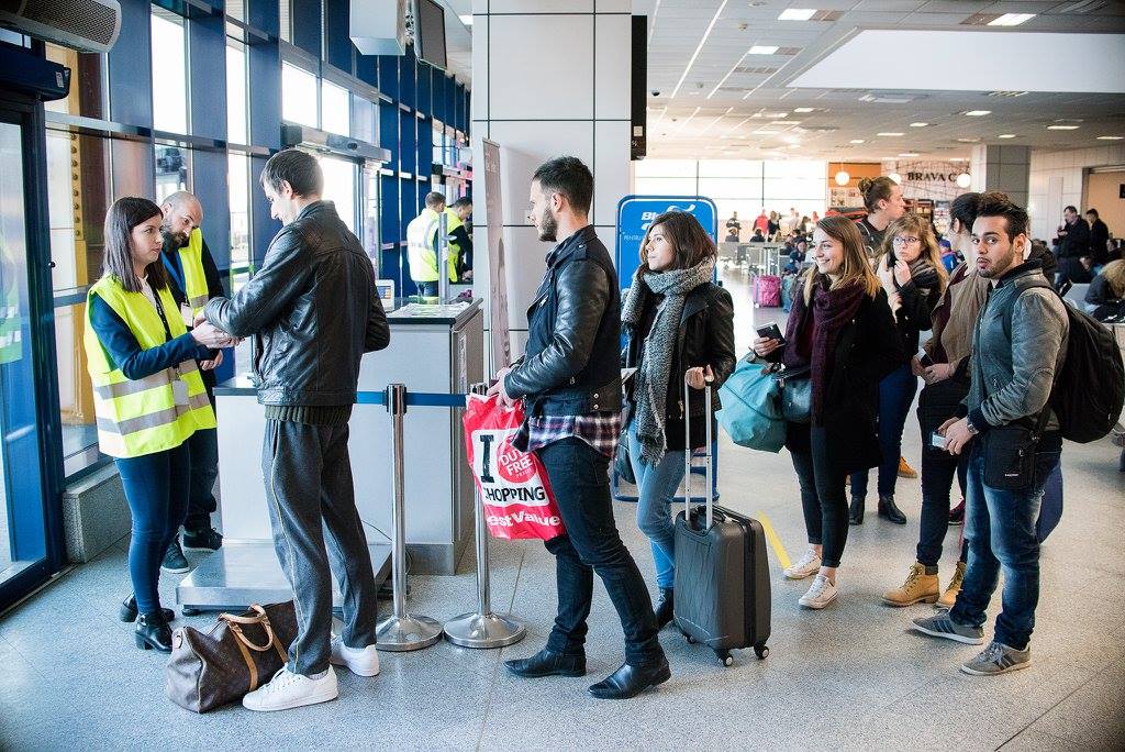 Preşedintele Klaus Iohannis a promulgat, joi, legea prin care se anulează amenzile aplicate pentru necompletarea formularului digital de intrare în România/ Foto: Facebook - Aeroportul Internațional Avram Iancu Cluj