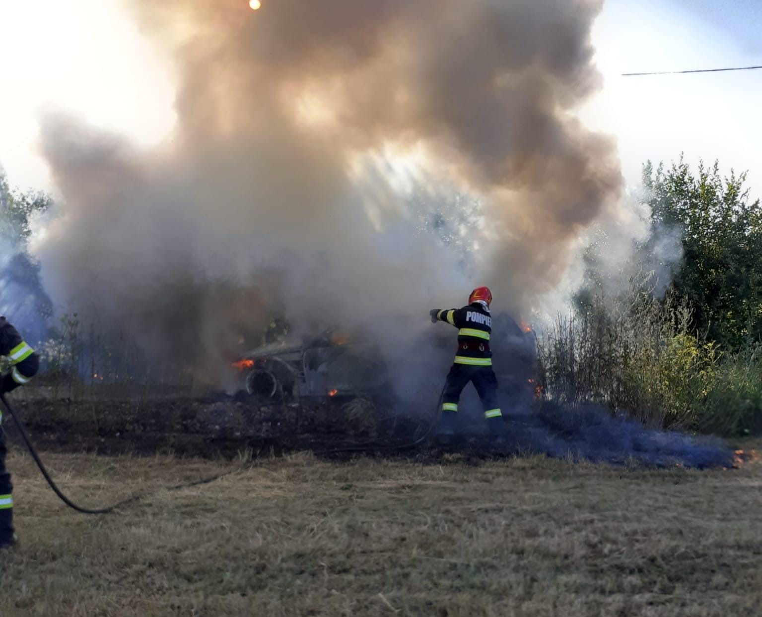 Mașina a fost distrusă complet de flăcări/ Foto: ISU Cluj