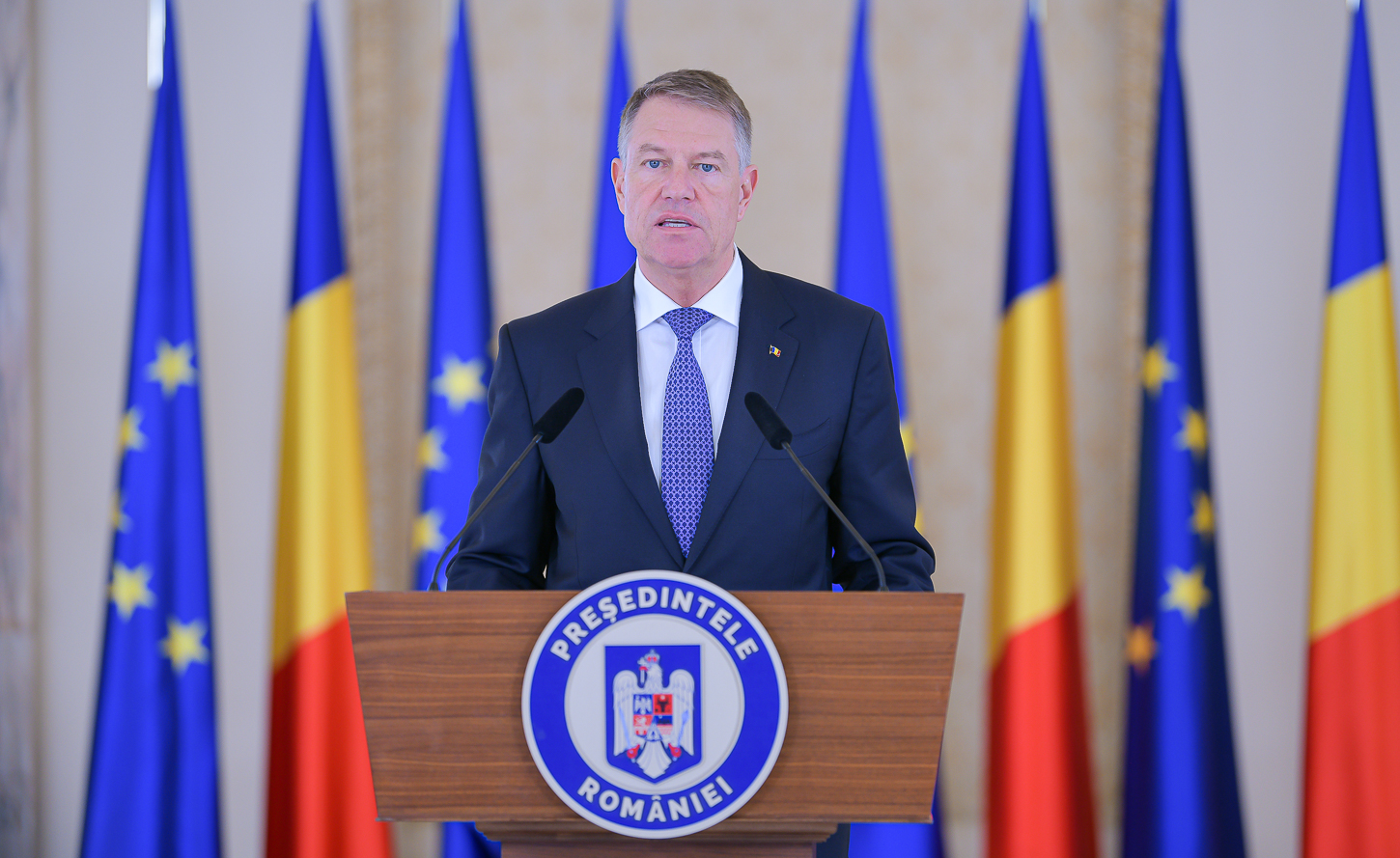 Potrivit analizei, popularitatea președintelui României este în cădere liberă, iar acesta se bazează tot mai mult pe serviciile de informații pentru a-și menține puterea/ Foto: Facebook - Klaus Iohannis