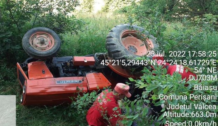Două persoane au fost prinse sub un tractor care s-a răsturnat, sâmbătă, în localitatea Perişani din judeţul Vâlcea/ Foto: ISU Vâlcea