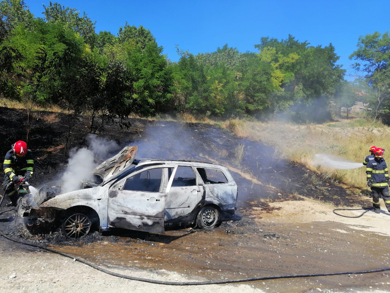 O mașină a izbucnit în flăcări, în Cara. FOTO: ISU Cluj