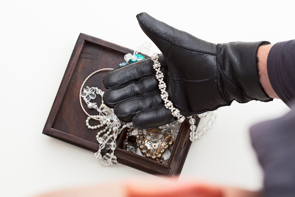 Un bărbat a intrat într-o casă din Cluj-Napoca și a furat bijuterii de 10.000 de lei. FOTO: Depositphotos.com