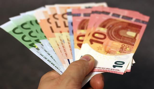 Euro ar putea ajunge la 5,11 lei în următoarele 12 luni / Foto: pixabay.com