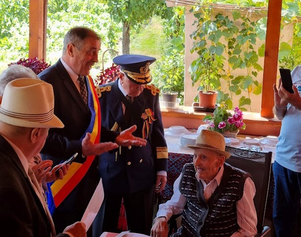 Vasile Mărginean, veteran de război din Dezmir, a fost sărbătorit luni, la împlinirea unui secol de viaţă/ Foto: Facebook - Primaria Comunei Apahida
