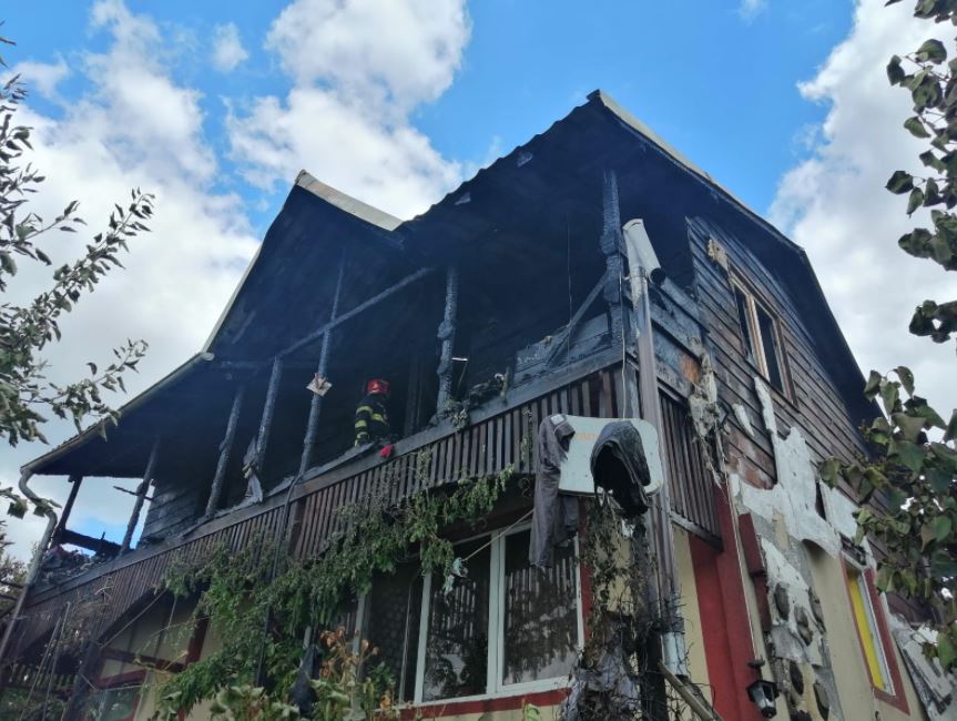 Mansarda unei locuințe a fost cuprinsă în totalitate de flăcări. / Foto: ISU Cluj