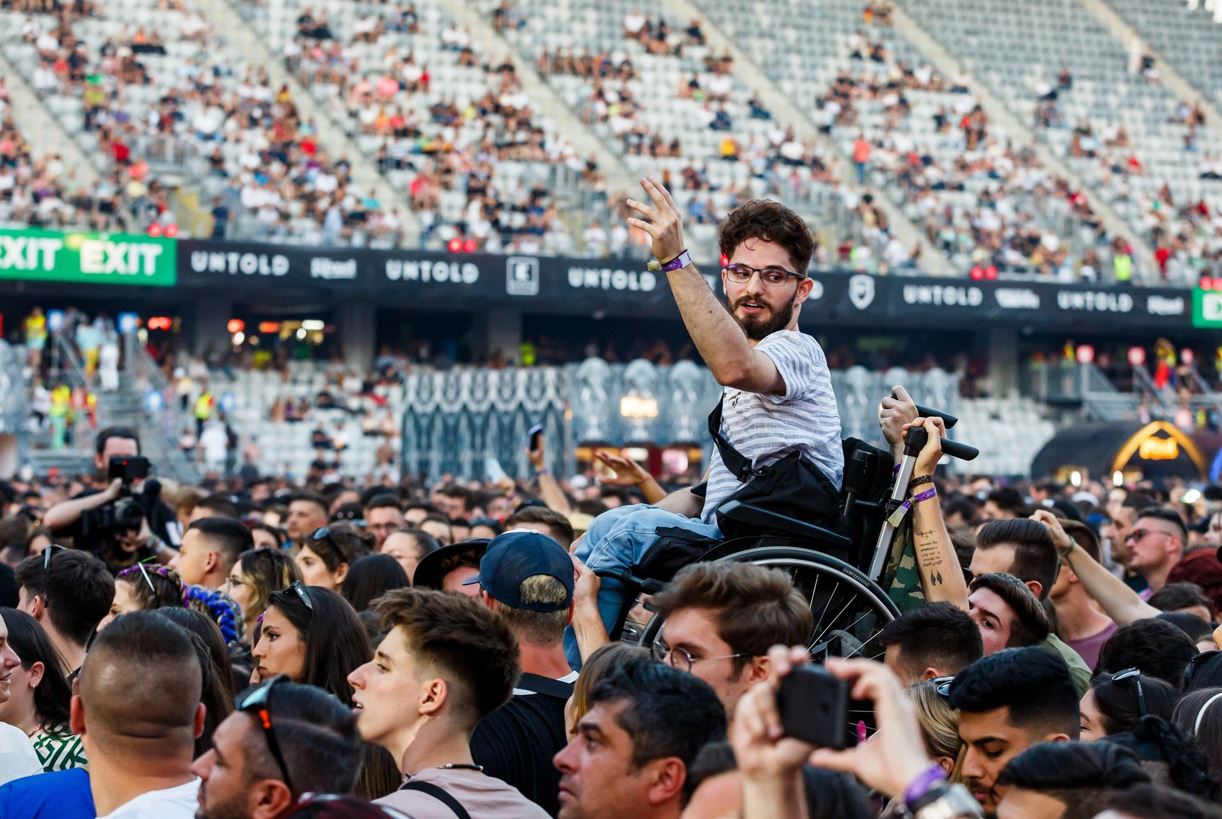 Un tânăr în scaun cu rotile a fost ridicat desupra mulțimii la festivalul UNTOLD / Foto: Emil Boc - Facebook