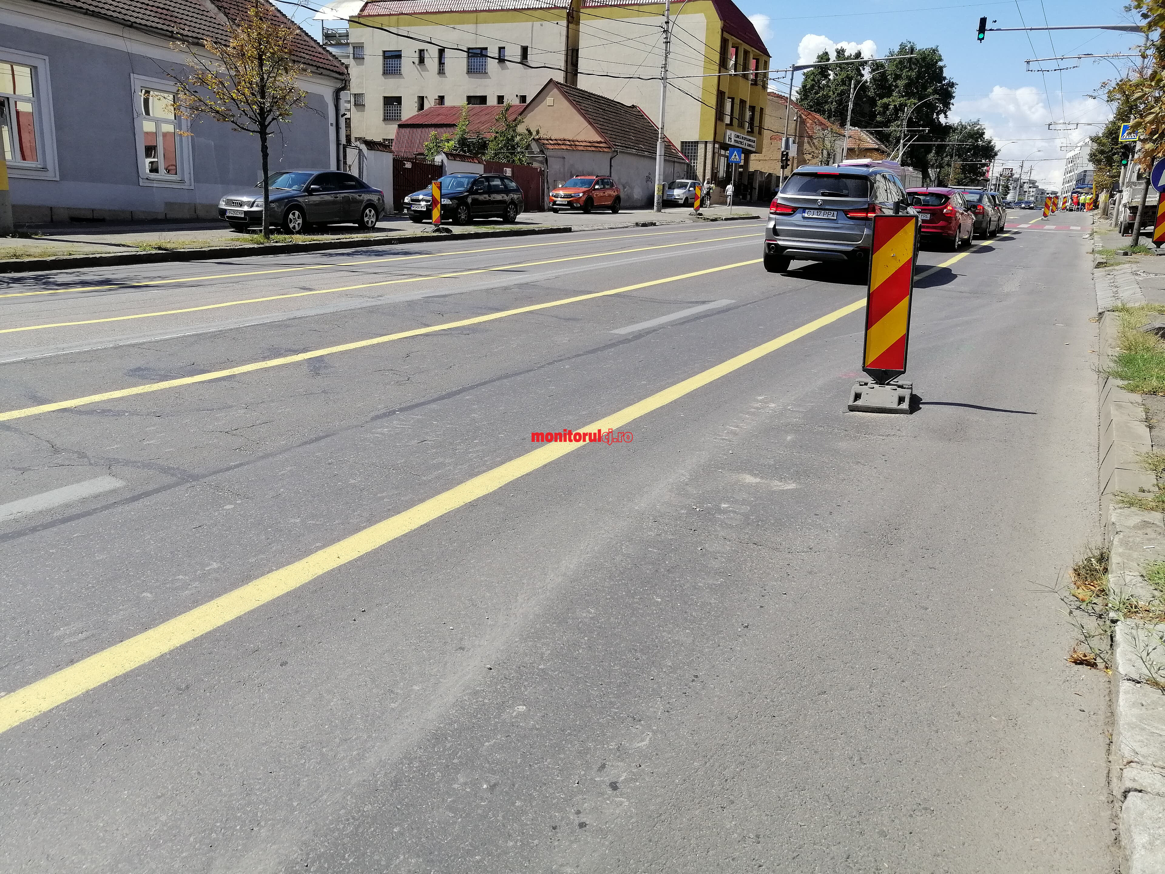 Marcaje noi pe Calea Mănăștur. Se păstrează circulația pe patru benzi, însă încep lucrările la trotuare. Foto: Eliza Lucaciu/ Monitorul de Cluj