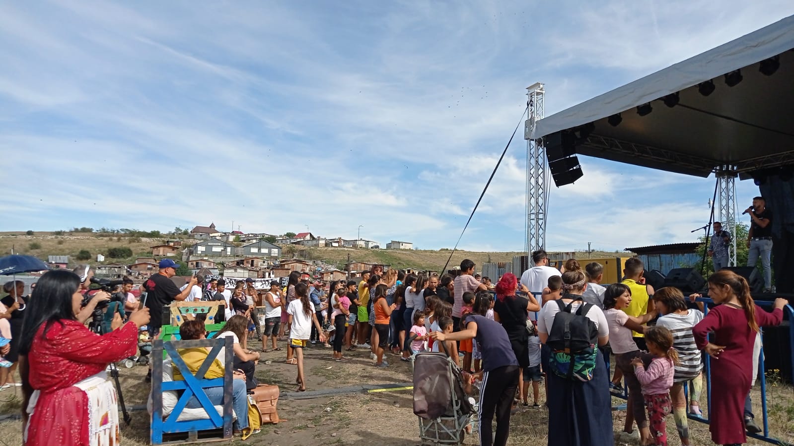 A început Khetane! Sute de participanți cântă și dansează la festivalul de la Pata Rât. FOTO: Paula Copaciu/ Monitorul de Cluj