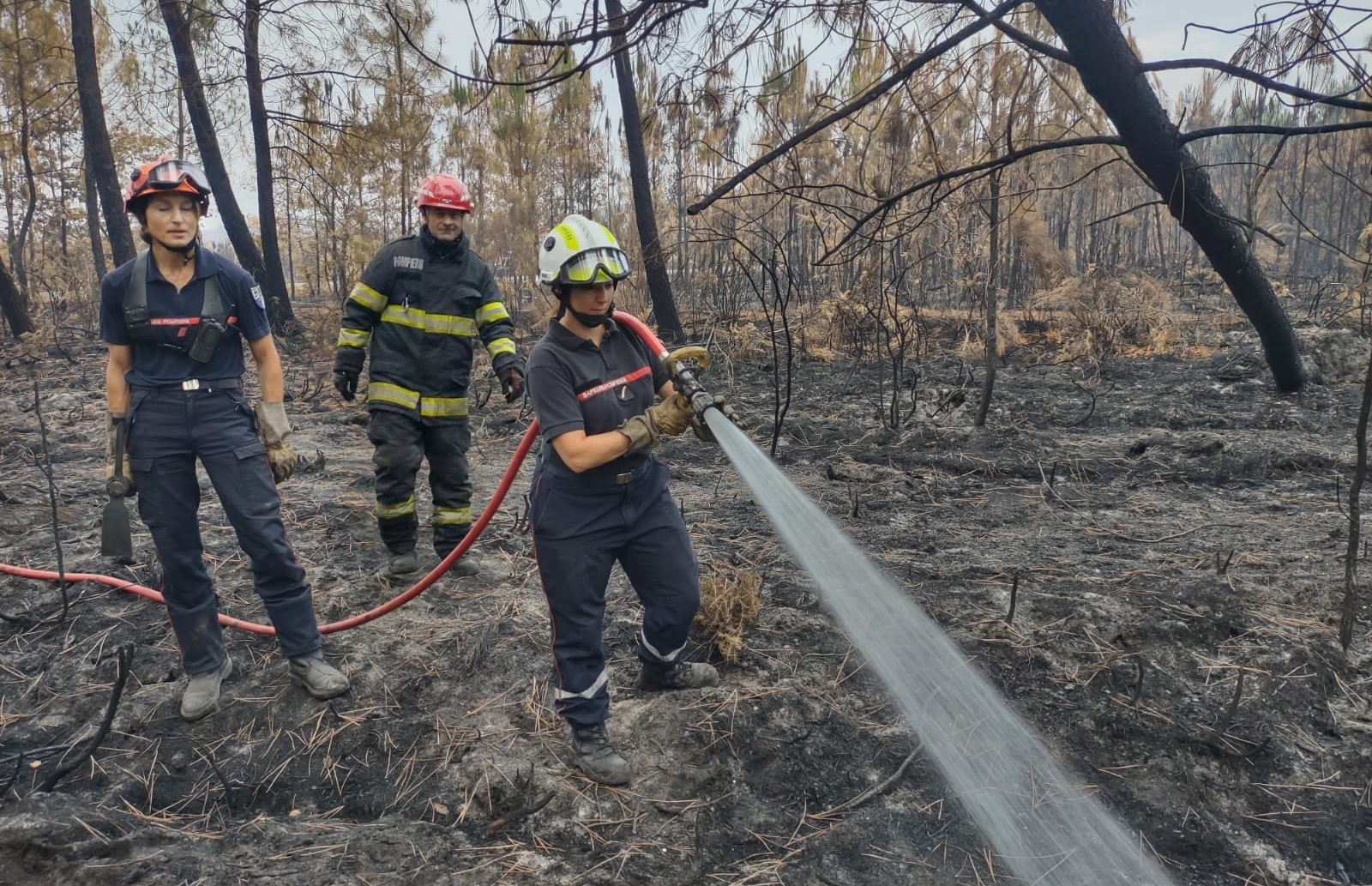 Modulul naţional de stins incendii execută operaţiuni în estul localităţii Belin-Beliet, Franţa, în cadrul sectorului 2 de intervenţie, sub coordonarea ofiţerului de legătură al ţării gazdă/ Foto: Facebook - IGSU