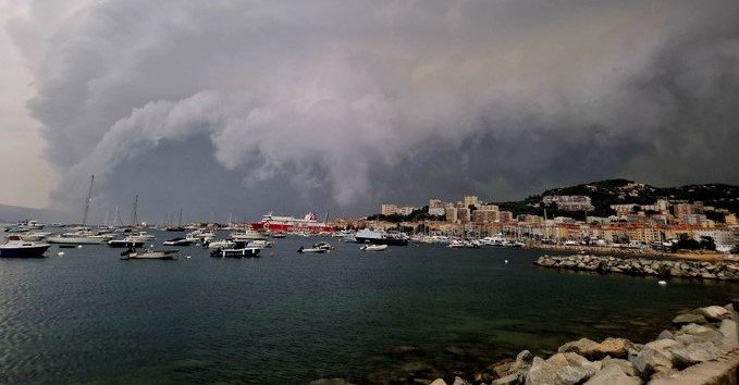 Furtuna face ravagii în Franța/ Foto:  www.alta-frequenza.corsica