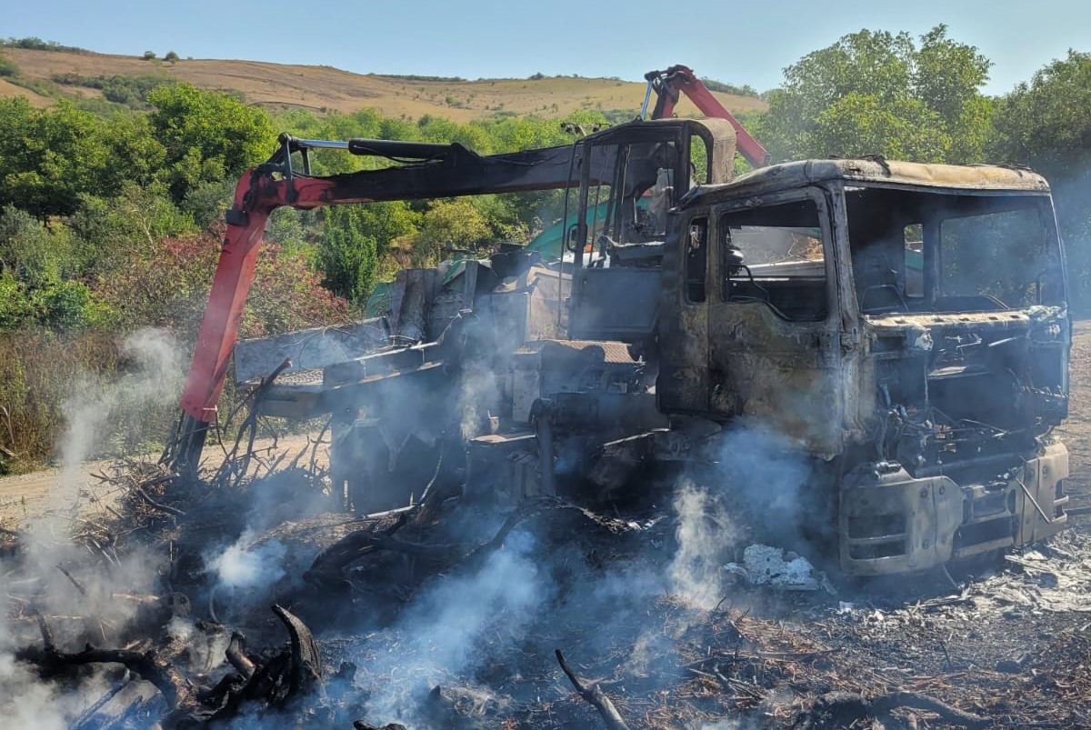 Un autocamion a fost cuprins de flăcări, joi, pe raza localității Moriști, comuna Cojocna/ Foto: ISU Cluj