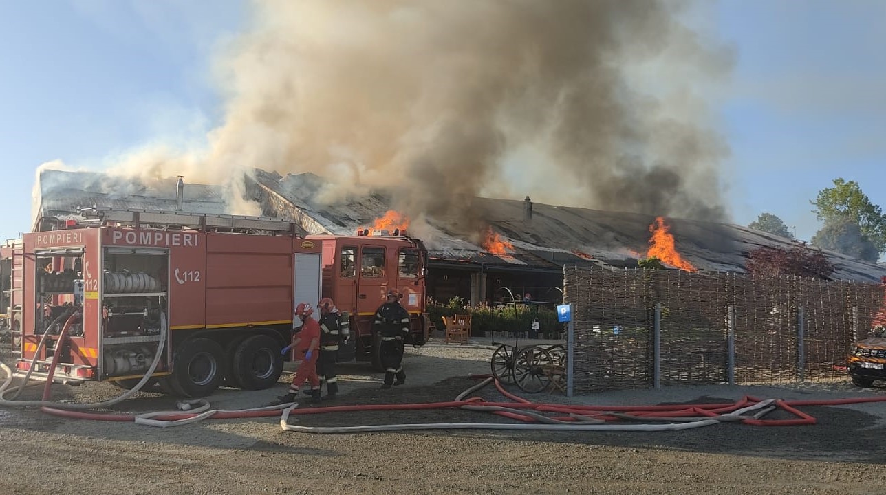 Un incendiu puternic a izbucnit vineri dimineață la un restaurant din Turda, de pe Aleea Durgău/ Foto: ISU Cluj