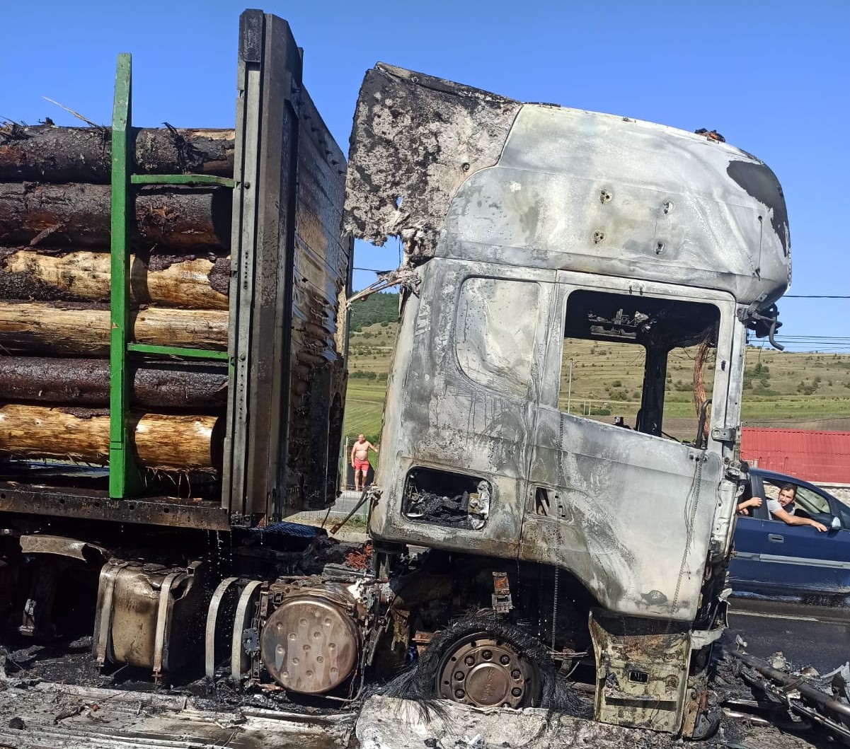 Un camion încărcat cu lemne a fost cuprins de flăcări, vineri, 19 august, în localitatea Vâlcele, județul Cluj/ Foto: ISU Cluj