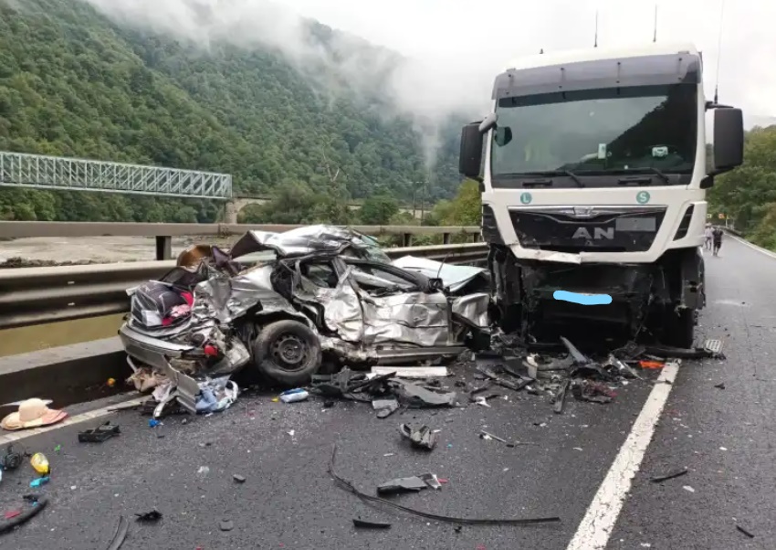 Un accident rutier deosebit de grav este anunțat de către IPJ, pe Valea Oltului, DN 7, la limita cu județul Vâlcea/ Foto: mesageruldesibiu.ro