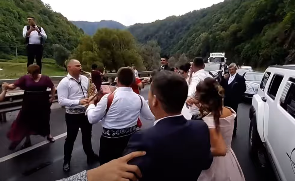 Mai mulți șoferi care au fost blocați duminică, 21 august, pe Valea Oltului, au avut parte de un spectacol inedit/ Foto: captură ecran YouTube Claudia Stanciu - Se intampla in Valcea