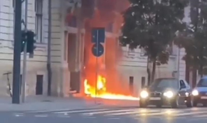 Un tânăr a dat foc ușii Primăriei Cluj-Napoca / Foto: captură ecran - Instagram horii00