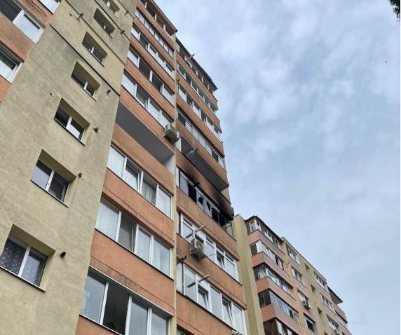 Mai multe cauciucuri depozitate pe un balcon de la un bloc din Mănăștur au luat foc luni / Foto: ISU Cluj