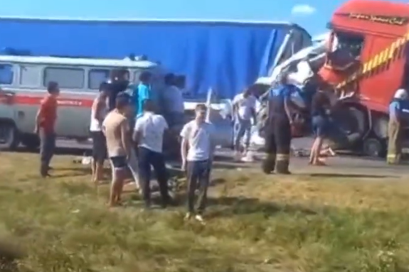 16 persoane au murit duminică într-o coliziune între un microbuz şi două camioane în regiunea rusă Ulianovsk (Volga)/ Foto: captură ecran video Twitter - Sota_Vision