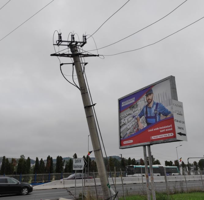 Un stâlp de înaltă tensiune „stă” să se dărâme, în zona Metro Florești / Foto: Facebook - Traiesc în Floresti-Cluj