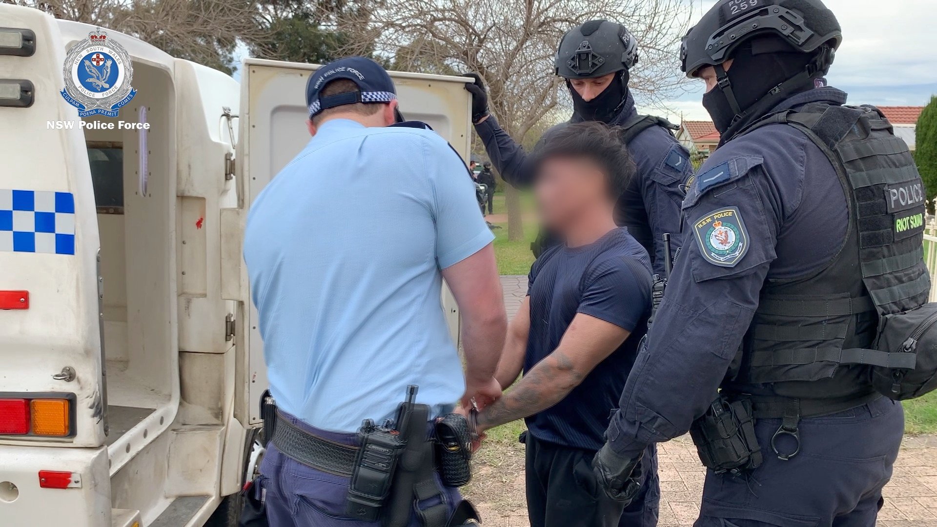 Patru persoane au fost arestate după ce poliţia australiană a găsit peste 190 de kilograme de droguri ascunse într-un Bentley vintage, expediat din Canada în Australia/ Foto: Facebook - NSW Police Force