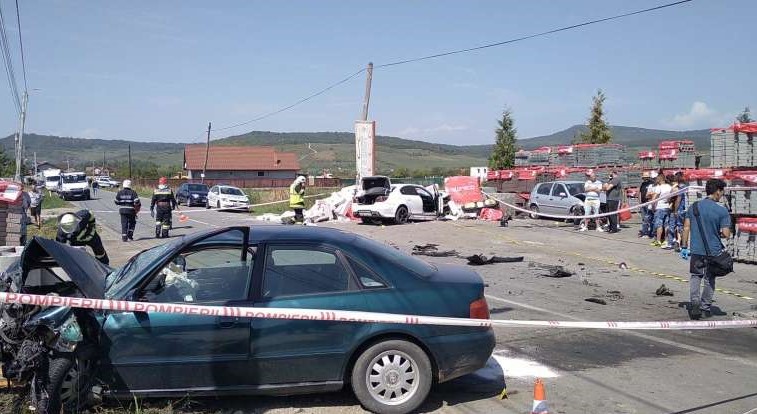 Un bărbat de 58 de ani a murit, iar alte trei persoane au fost rănite în urma unui accident produs sâmbătă pe DJ 173, în localitatea Jelna din judeţul Bistriţa-Năsăud/ Foto: IPJ Bistrița-Năsăud