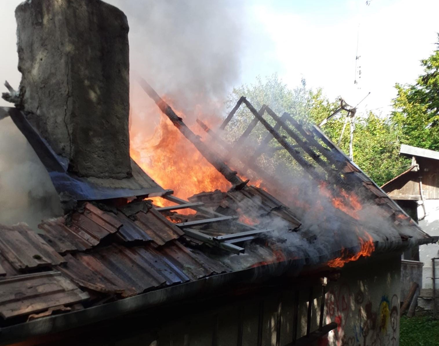 Incendiu puternic la o casă de vacanță din comuna Someșul Rece/ Foto: ISU Cluj