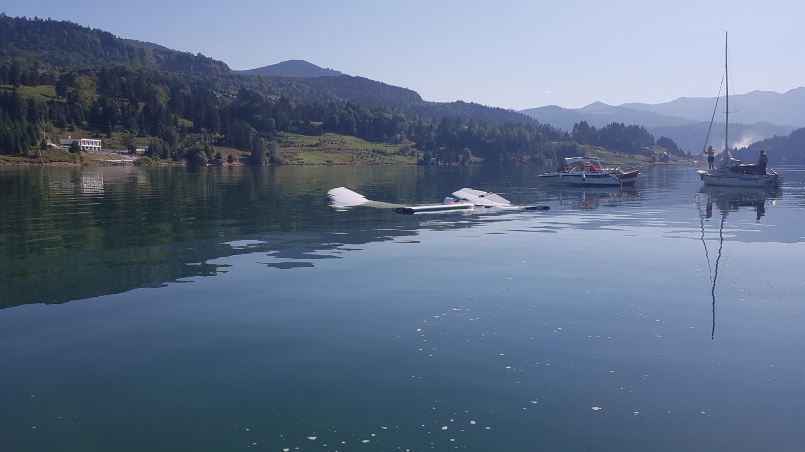 Un avion cu două persoane la bord s-a prăbuşit, duminică dimineața, 28 august, în Lacul Colibiţa din județul Bistrița-Năsăud/ Foto: IGSU