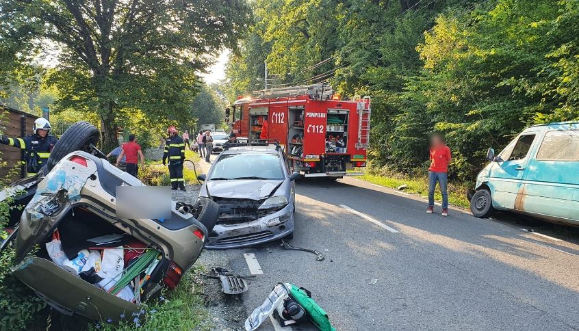 Accident între o dubă și două mașini, pe drumul Sfântul Ioan / Foto: ISU Cluj