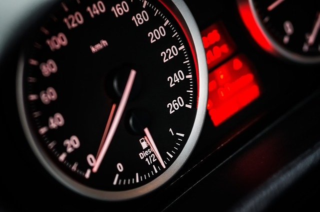 Șofer, prins când încălca limita de viteză de două ori într-un minut, în localități diferite / Foto: pixabay.com