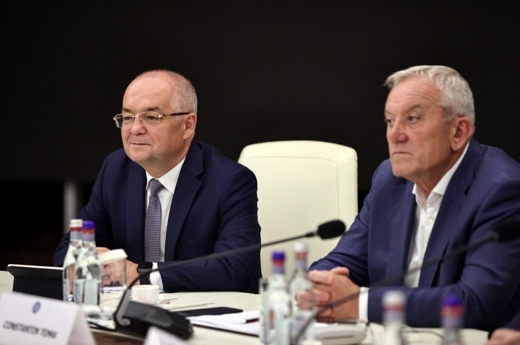 Emil Boc (stânga) și Constantin Toma (dreapta), la întâlnirea AMR cu membrii Guvernului. Foto: AMR