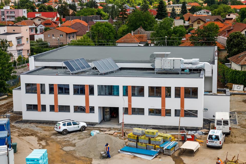 Mai multe școli și grădinițe vor fi reabilitate energetic, cu bani din PNRR. FOTO: Facebook/ Emil Boc