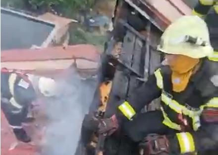 O clinică din județul Arad a fost cuprinsă de flăcări după ce ar fi fost lovită de un fulger/ Foto: captură ecran video aradon.ro