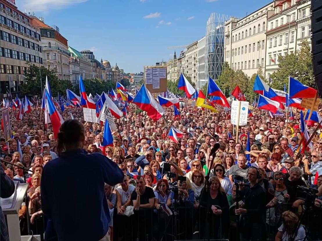 Praga: Zeci de mii de manifestanţi la un protest al forţelor radicale împotriva guvernului, a UE şi a NATO. FOTO: Twitter/ @Mahesh10816