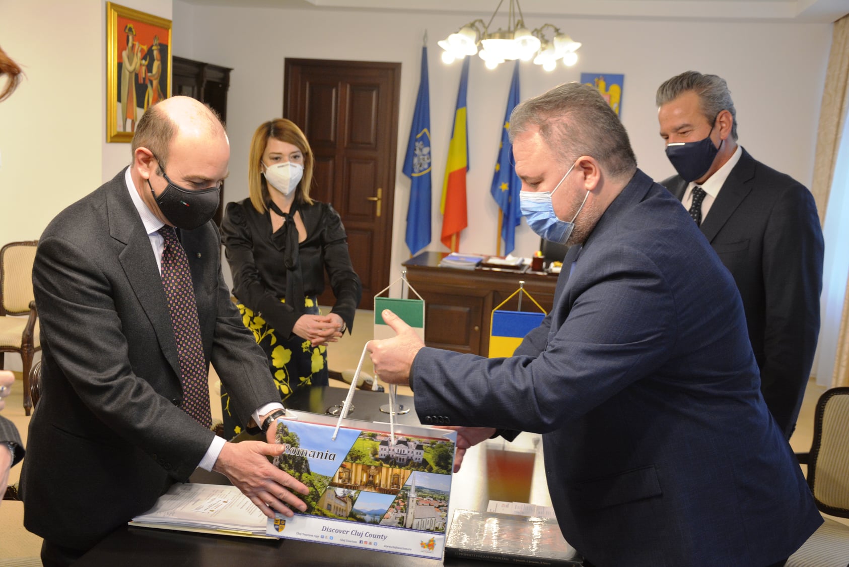 Vicepreședintele CJ Cluj, Vakar Istvan înmânează unor străini obiecte tradiționale din județ