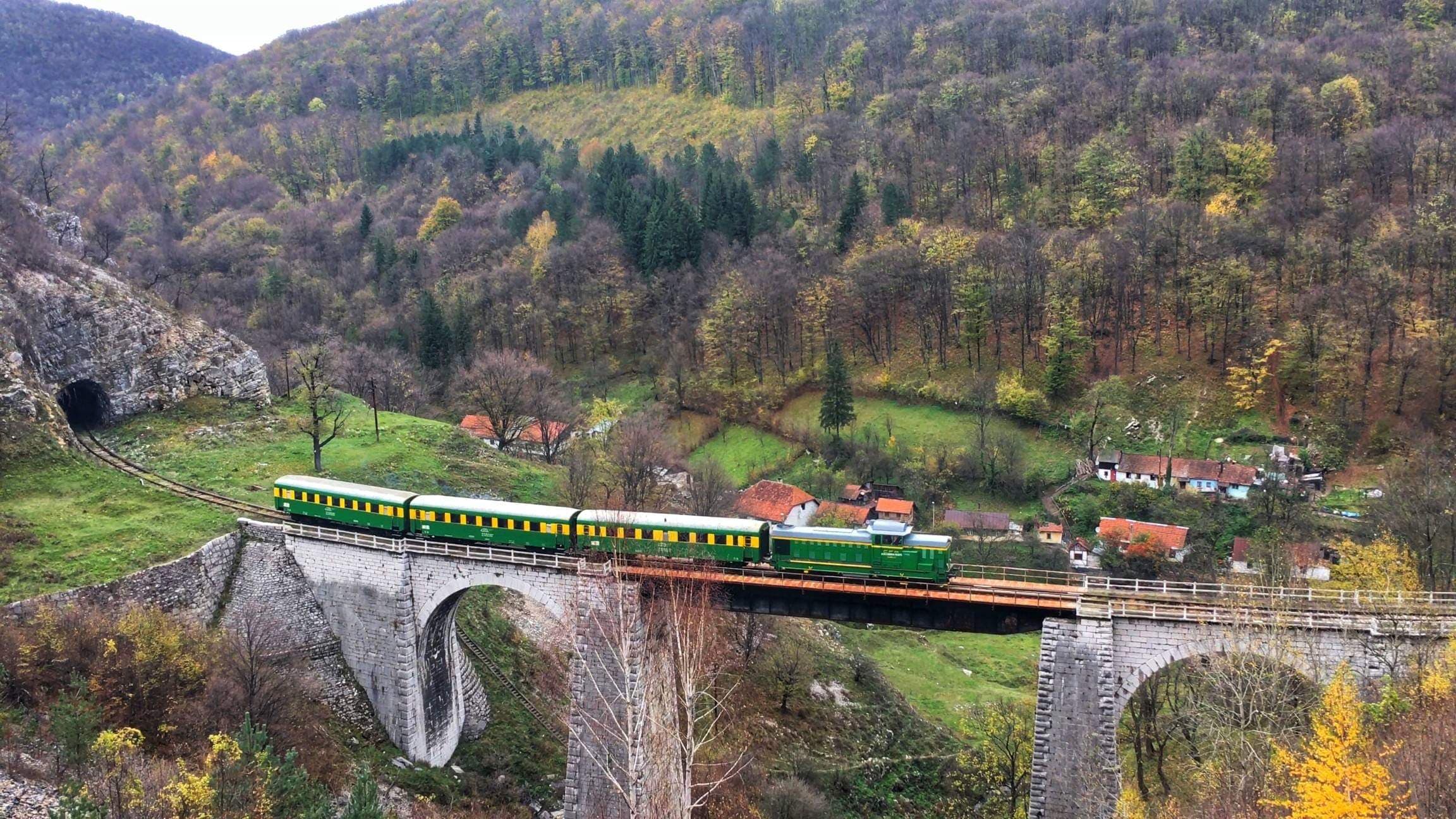 Unică în România, linia ferată Oraviţa – Anina a fost numită şi Semeringul Bănățean. FOTO: CFR Călători