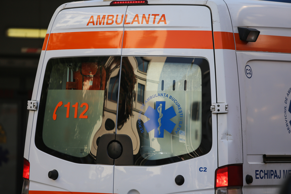 O femeie a fost transportată de urgență cu ambulanța la spital / Foto: depositphotos.com