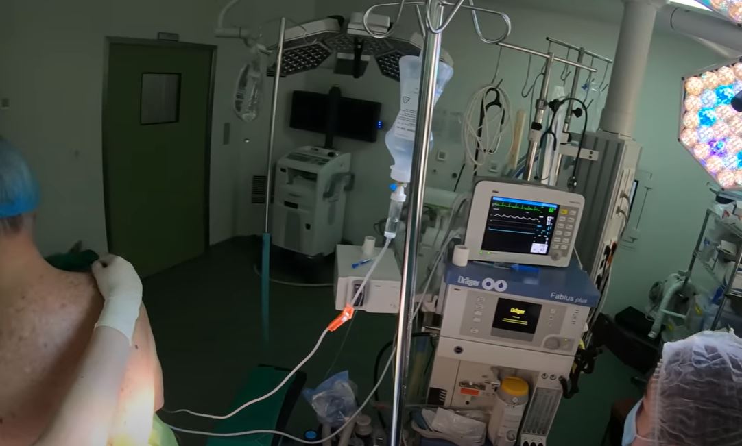 Medicul rezident pe ATI Paul Oargă ne explică ce urgențe pot să apară în sala de operație / Foto: captură ecran YouTube - dr. Paul Oargă