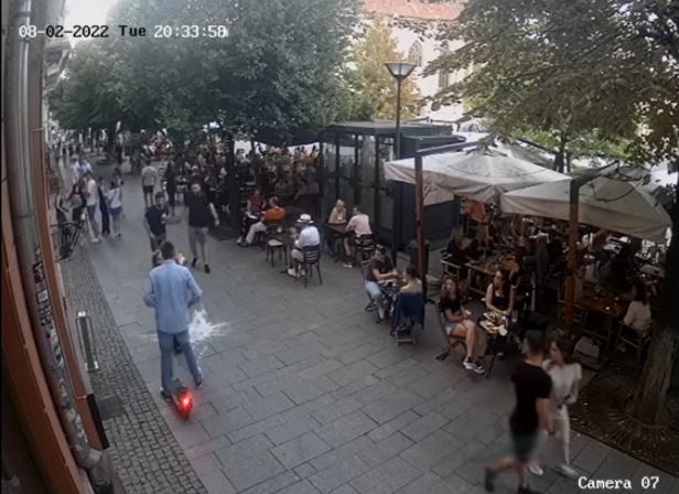 Unul dintre „trotinetiști” a lovit o chelneriță în timp ce ducea o comandă la o masă de pe terasă / Foto: captură video - Mircea Buteanu - Facebook
