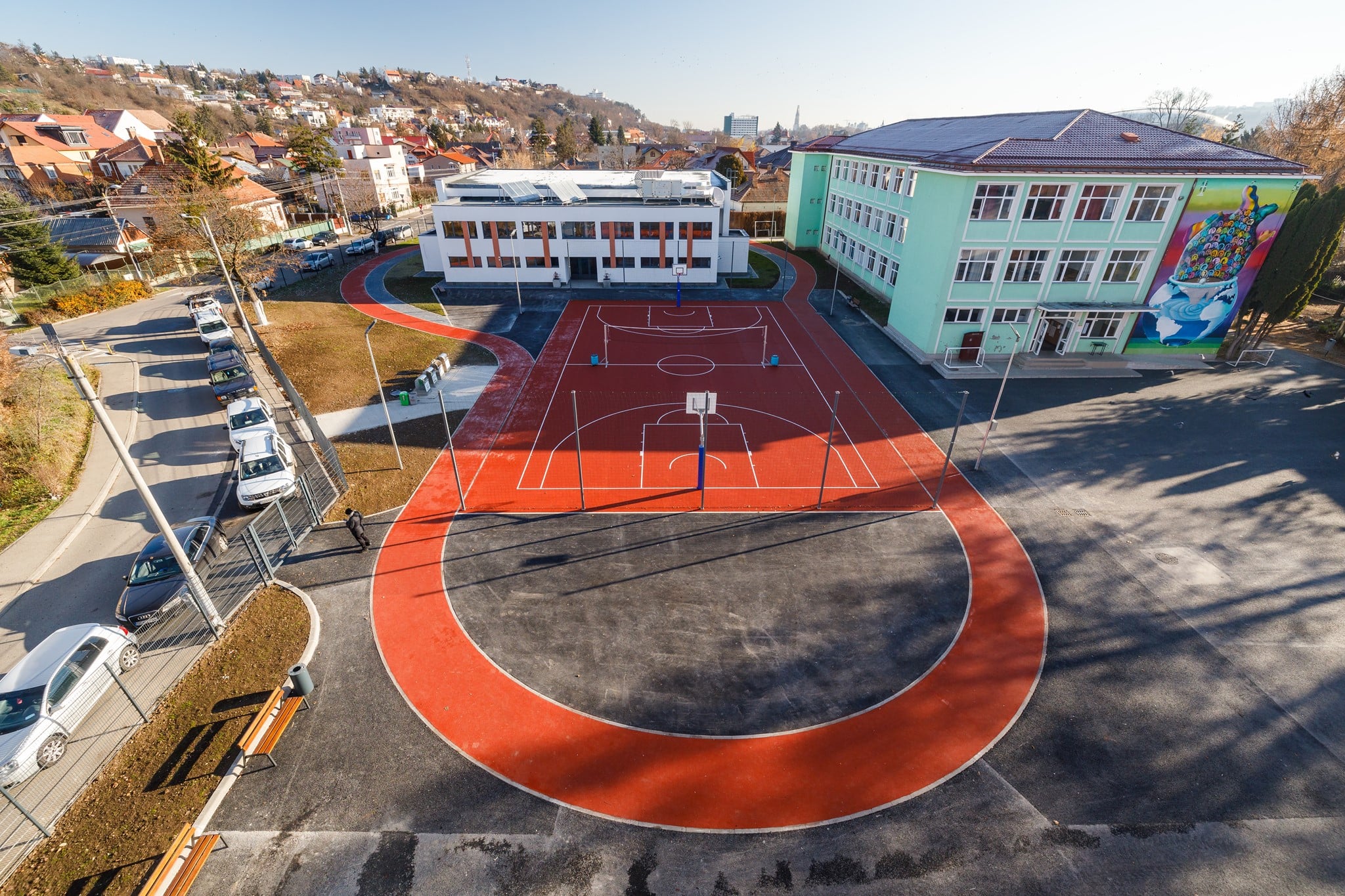 Peste 100 de săli noi de clasă, echivalentul a patru școli, construite la Cluj în ultimii 10 ani. FOTO: Facebook/ Emil Boc