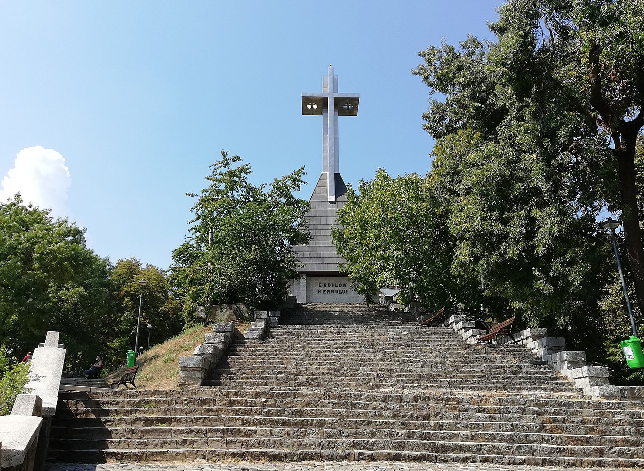 Monumentul Eroilor Neamului de pe Dealul Cetățuie / Foto: wikipedia.ro