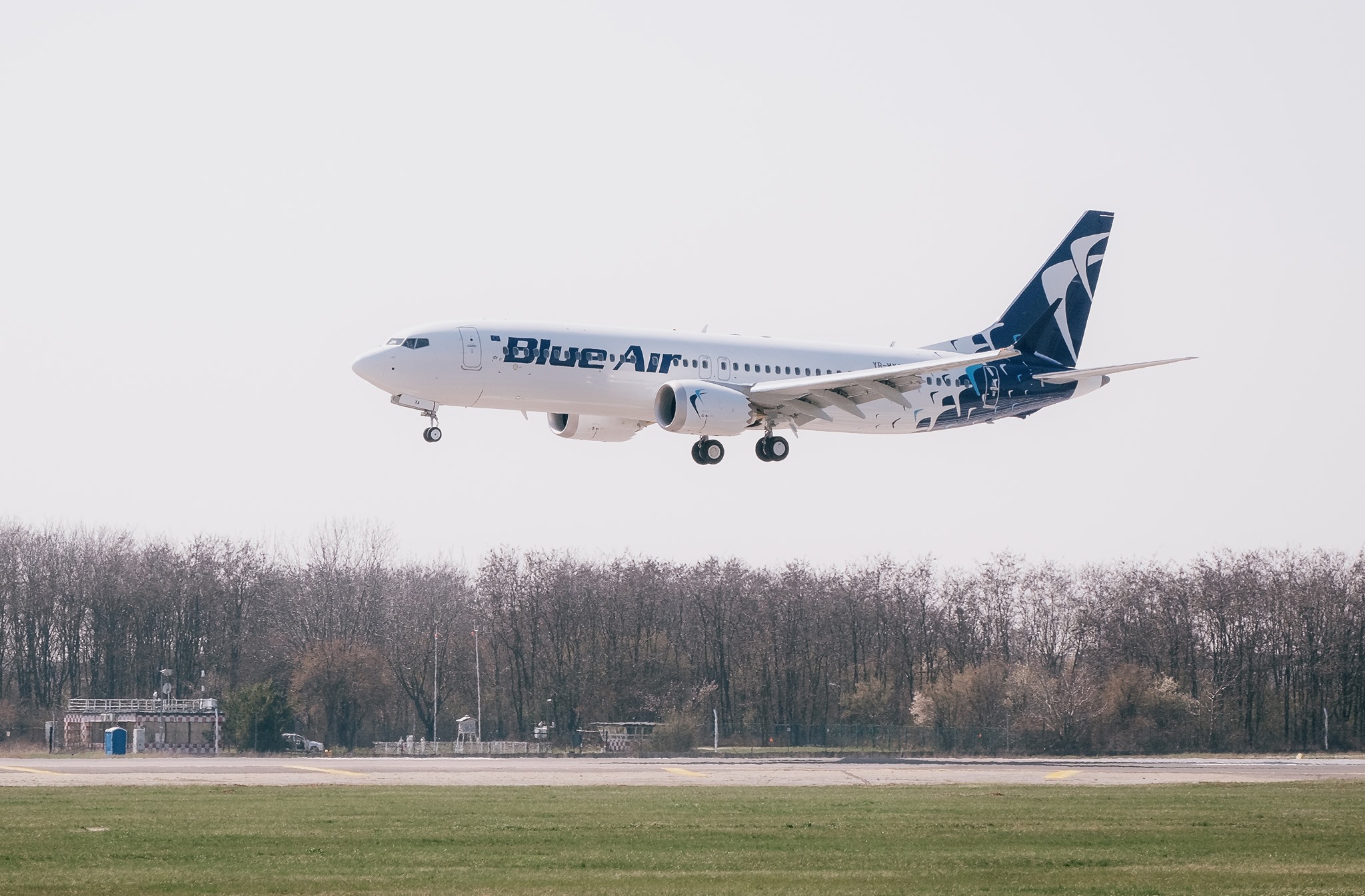 Blue Air va trebui să plătească atât despăgubiri pasagerilor, cât şi costurile curselor TAROM. FOTO: Facebook/ Blue Air