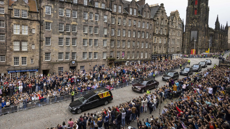 Cortegiul funerar al Reginei Elisabeta a II-a a ajuns la Edinburgh. Foto: Profimedia Images