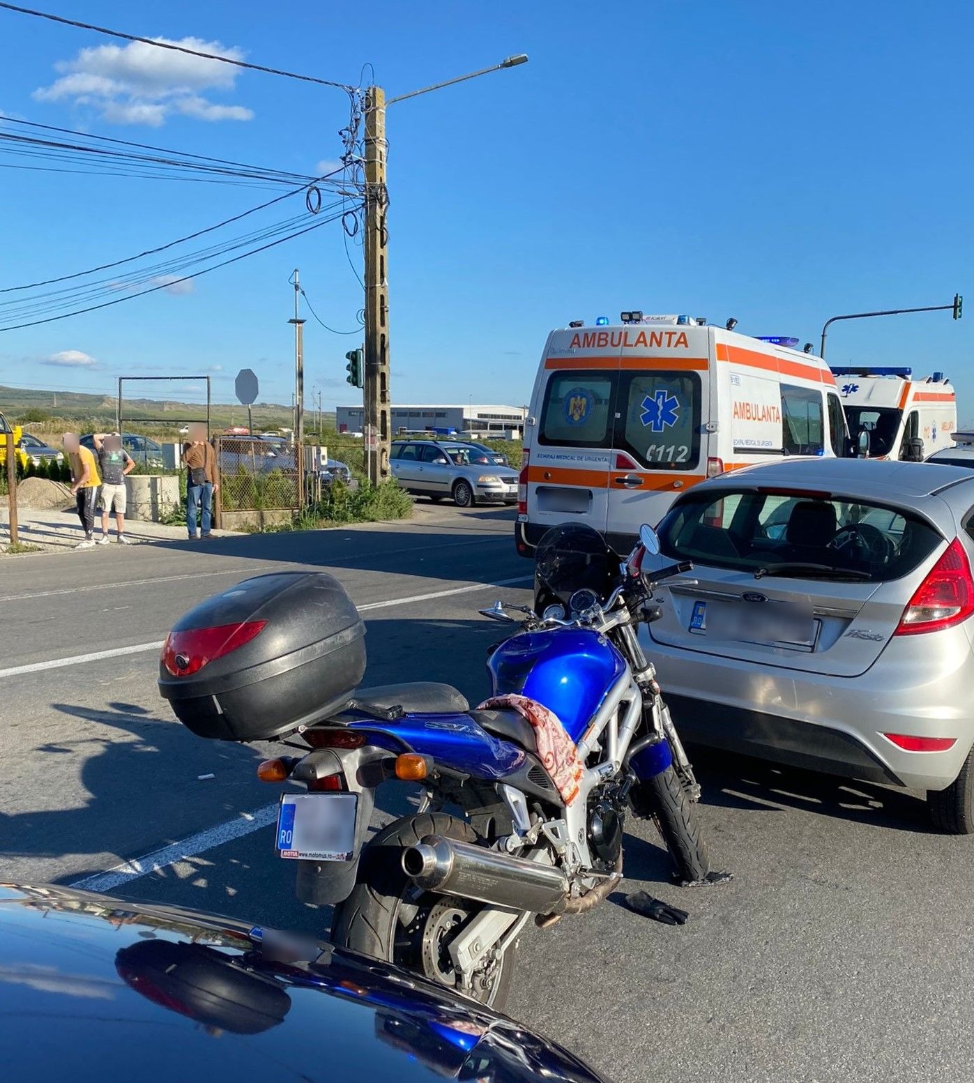 Accident în Răscruci, între două mașini și o motocicletă. Un tânăr a ajuns la spital - FOTO: ISU Cluj