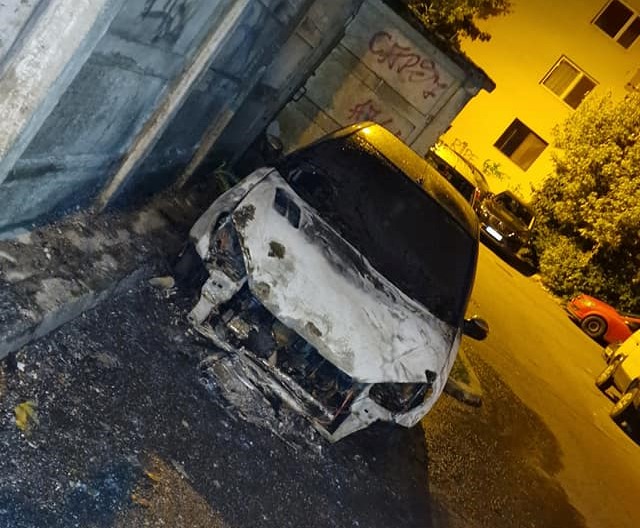 O mașină a fost mistuită de flăcări în noaptea de marți spre miercuri pe strada Uzinei Electrică din municipiul Cluj-Napoca/ Foto: Titus Andrei-INFO TRAFIC jud.Cluj
