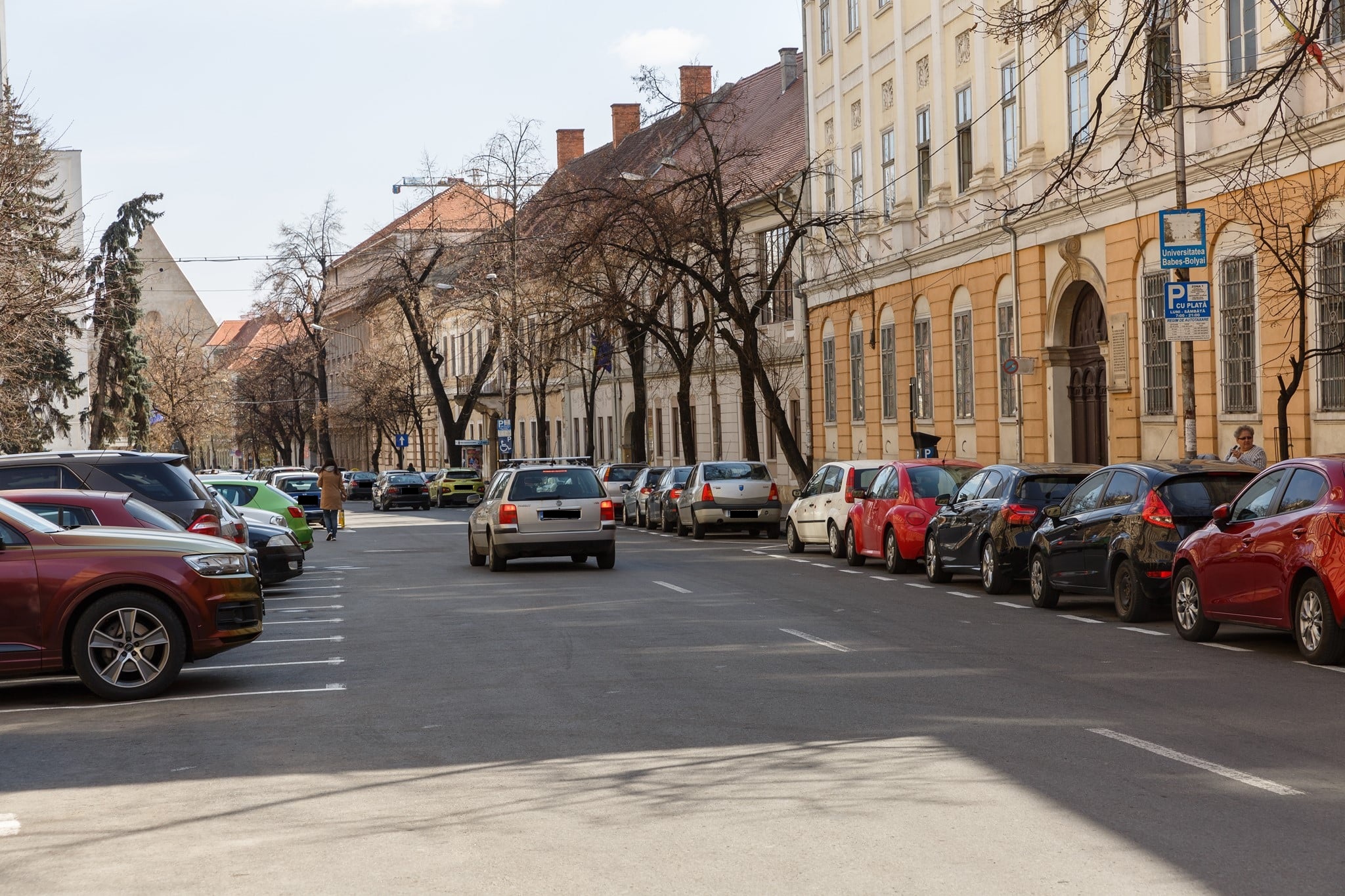Mașinile parcate PE TROTUARE vor fi ridicate. Proiectul de lege, avizat favorabil și merge la vot - FOTO: Municipiul Cluj-Napoca
