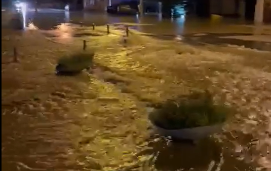 O stradă din cartierul Grigorescu din municipiul Cluj-Napoca a fost inundată în noaptea de miercuri spre joi, după ce o conductă de apă s-a spart/ Foto: captură video Paul Gheorgheci Facebook/ monitorulcj.ro